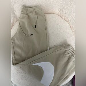 BEIGE NIKE SWEATPANTS WITH NIKE LOGO